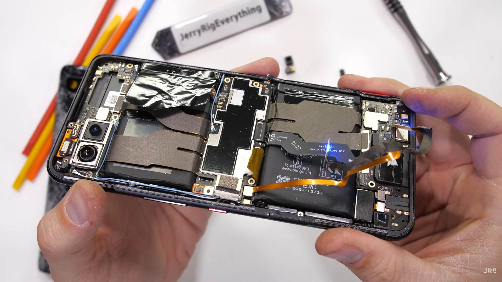   - SmartLife / YouTube / JerryRigEverything 