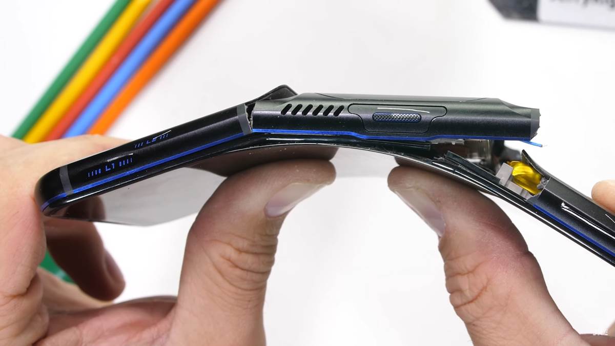   - SmartLife / YouTube / JerryRigEverything 