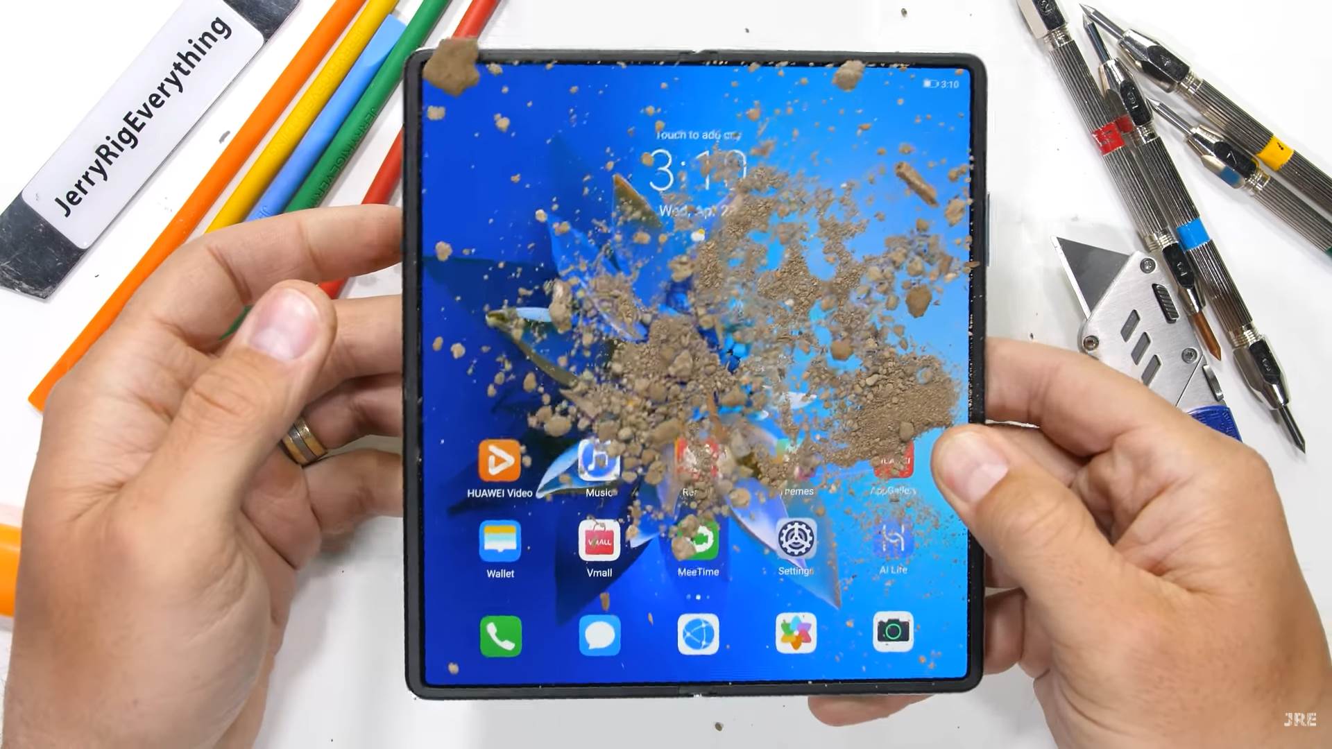   - SmartLife / YouTube / JerryRigEverything 