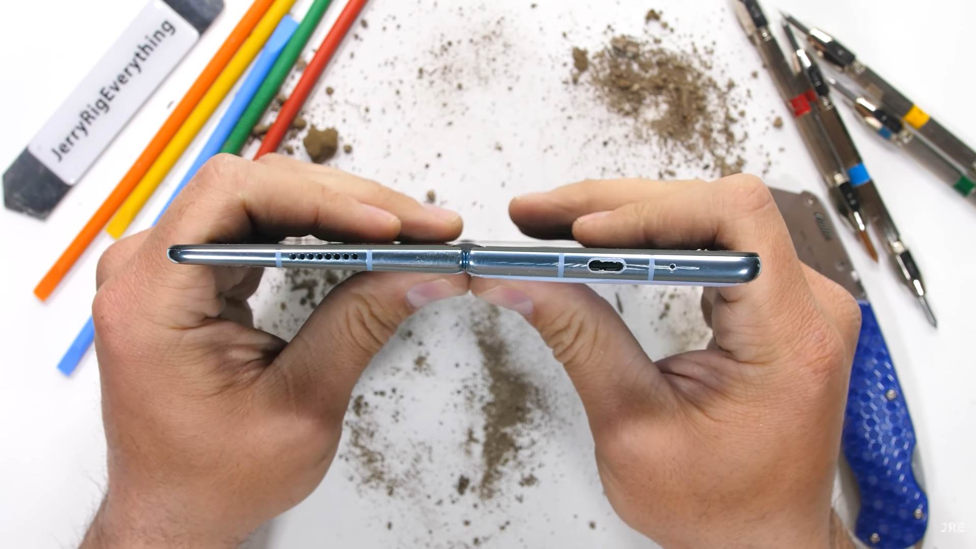   - SmartLife / YouTube / JerryRigEverything 