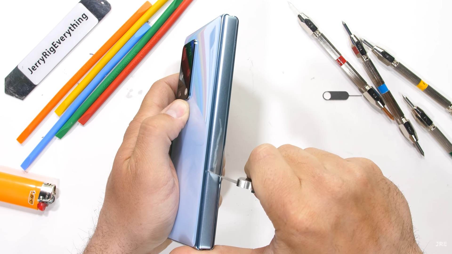   - SmartLife / YouTube / JerryRigEverything 