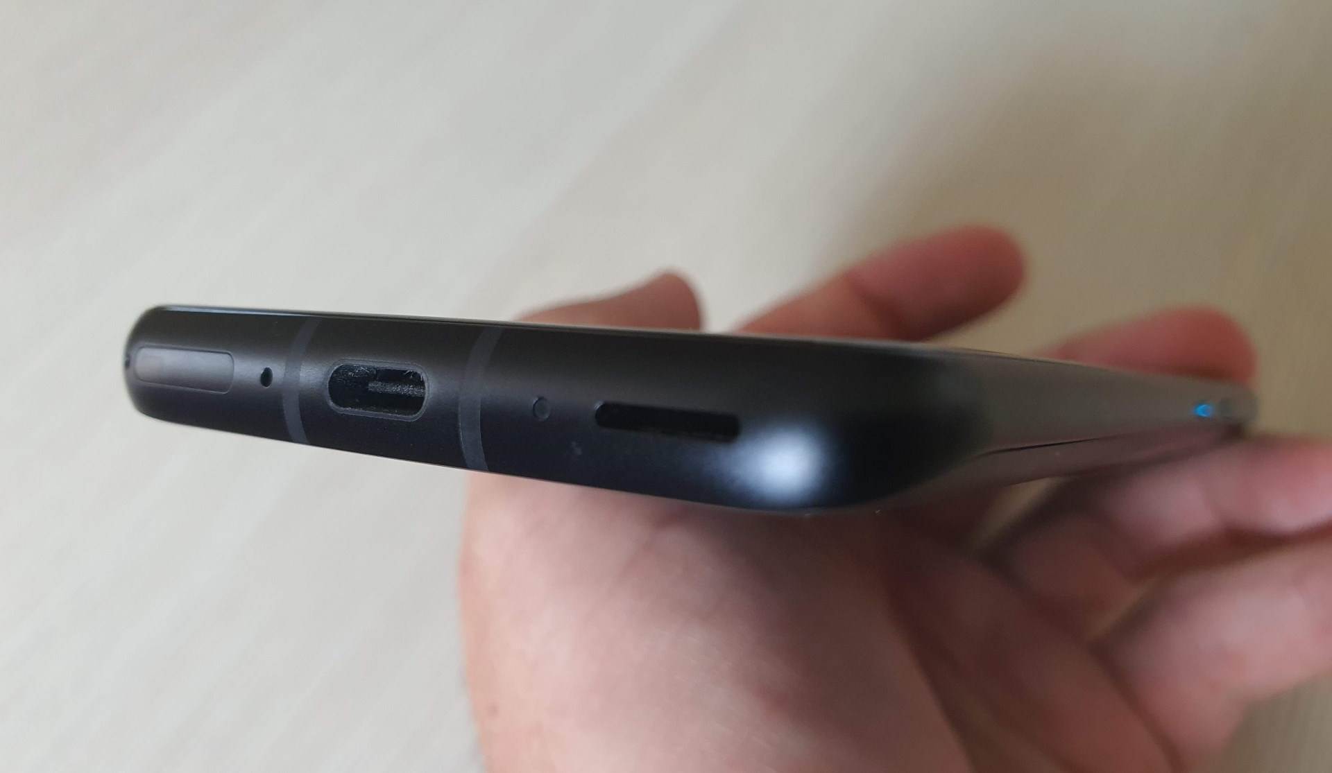  ZenFone 8 donji deo 