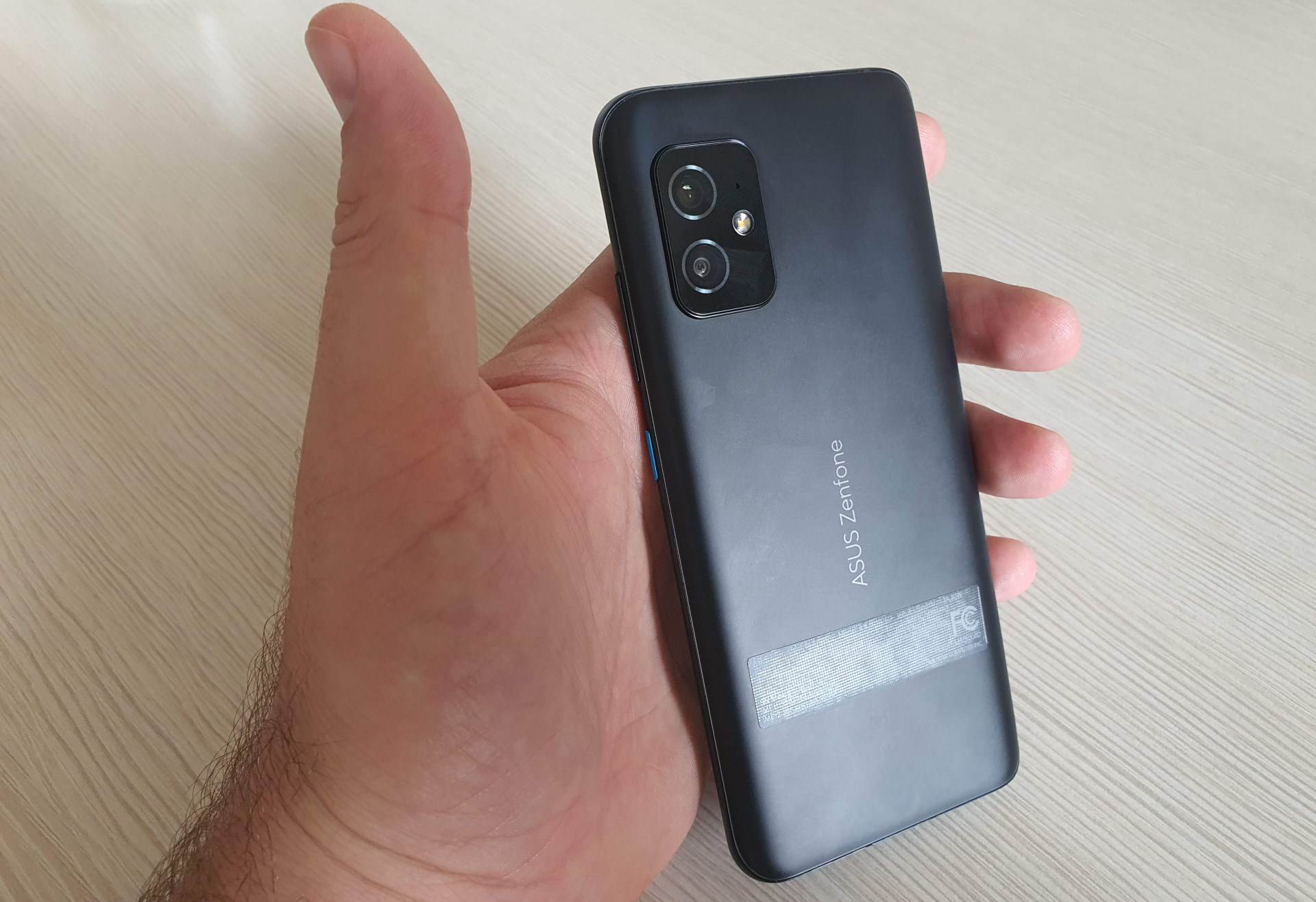  ZenFone 8 zadnja strana 