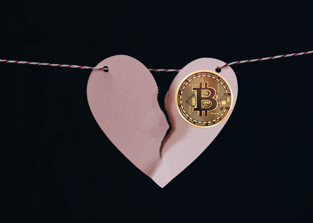  Slomljeno srce sa Bitcoin novčićem 