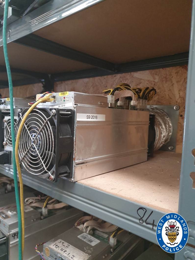  ASIC miner na farmi kriptovaluta 