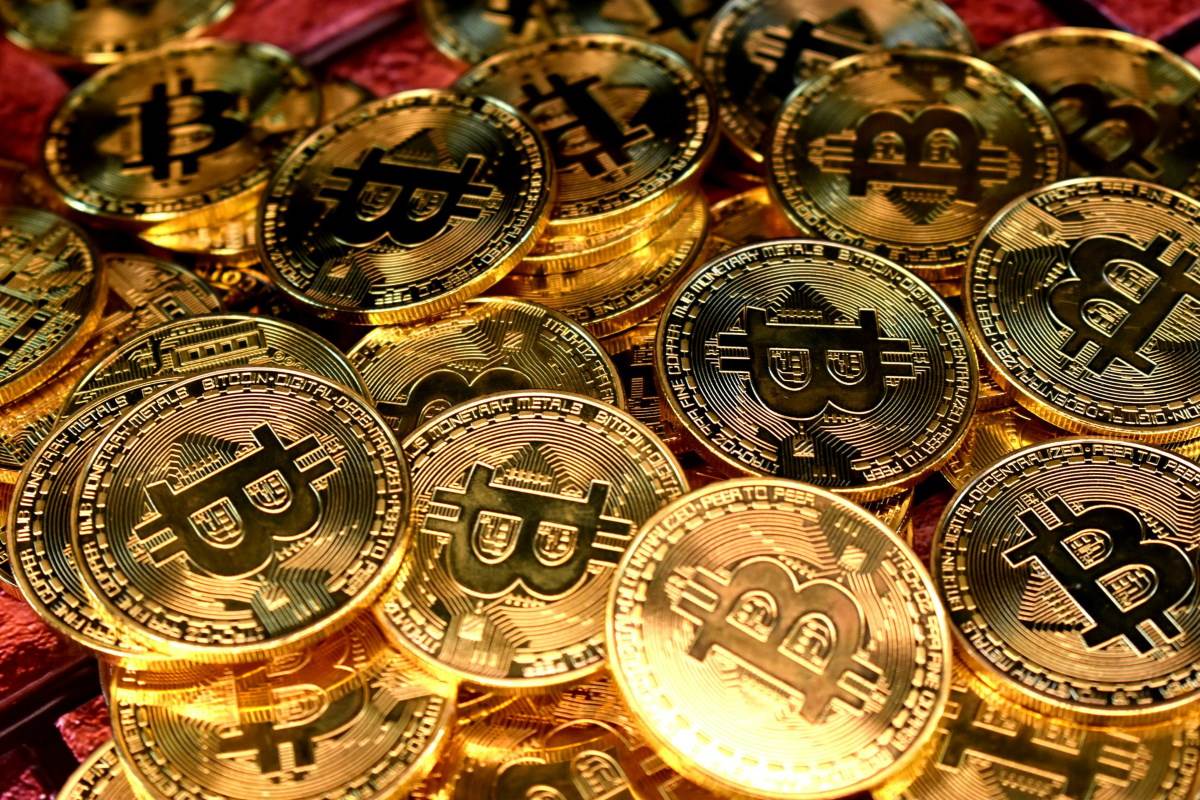  Gomila Bitcoin novčića 