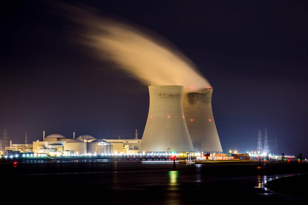  Nuklearna elektrana noću 
