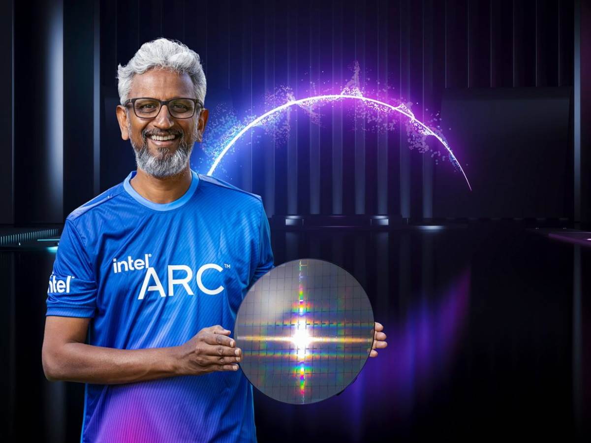  Intel predstavnik drži vafer sa GPU čipovima 