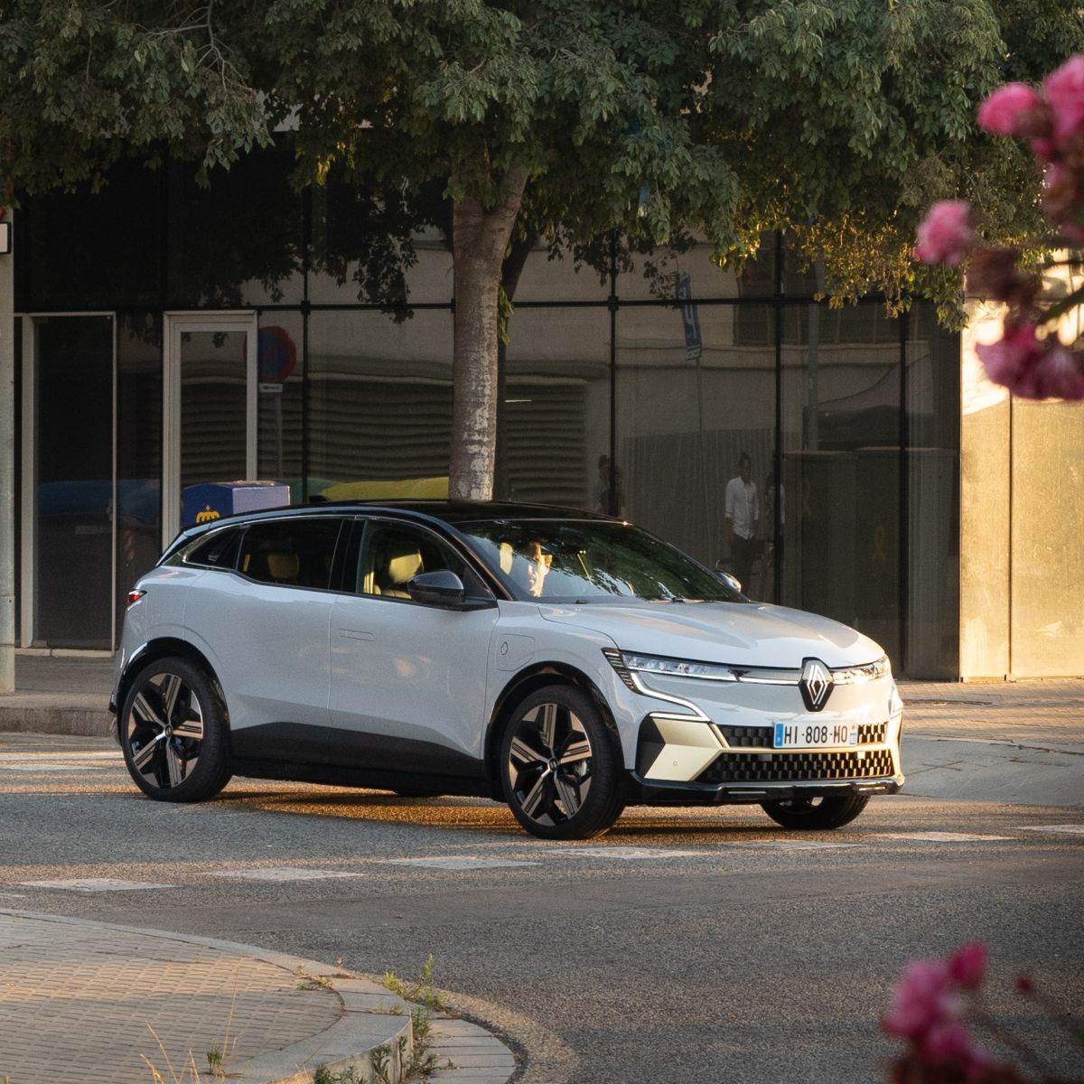  19550-All-NewMeganeE-TechElectric - SmartLife / Renault 