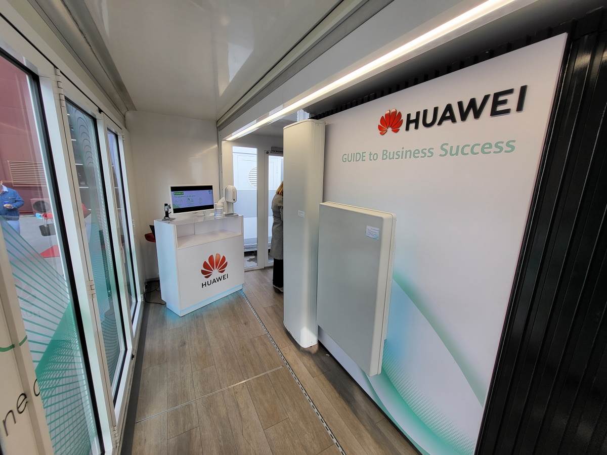 Huawei 5G kamion šta je unutra (8)   Huawei 5G kamion šta je unutra (8)