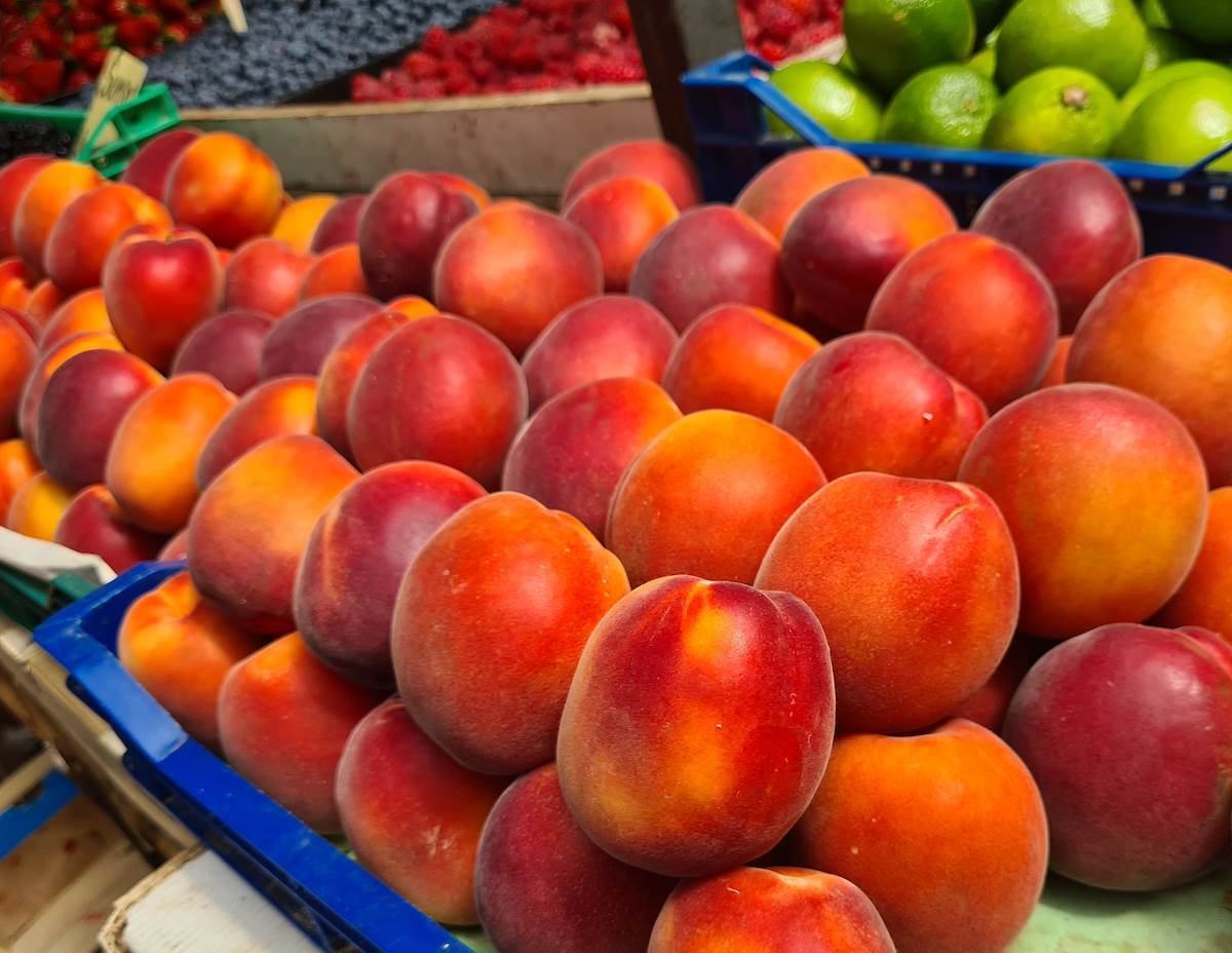 nektarine pijaca pijace - MONDO/Bojana Zimonjić Jelisavac   nektarine pijaca pijace - MONDO/Bojana Zimonjić Jelisavac