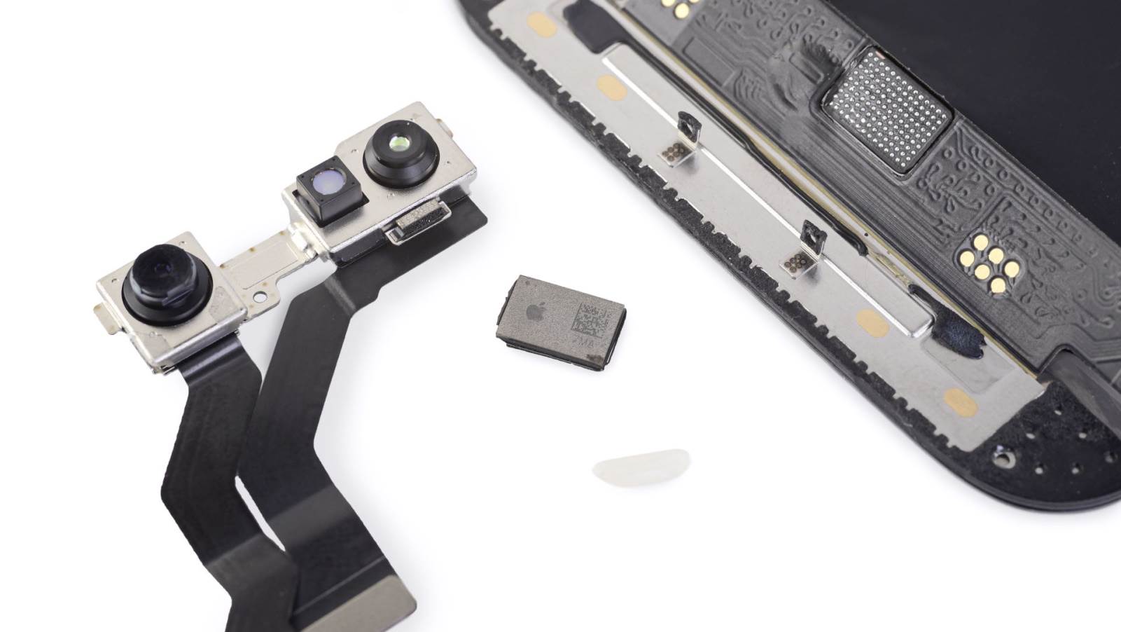 iPhone 13 Face ID čip pored zrna pirinča - SmartLife / iFixIt   iPhone 13 Face ID čip pored zrna pirinča - SmartLife / iFixIt