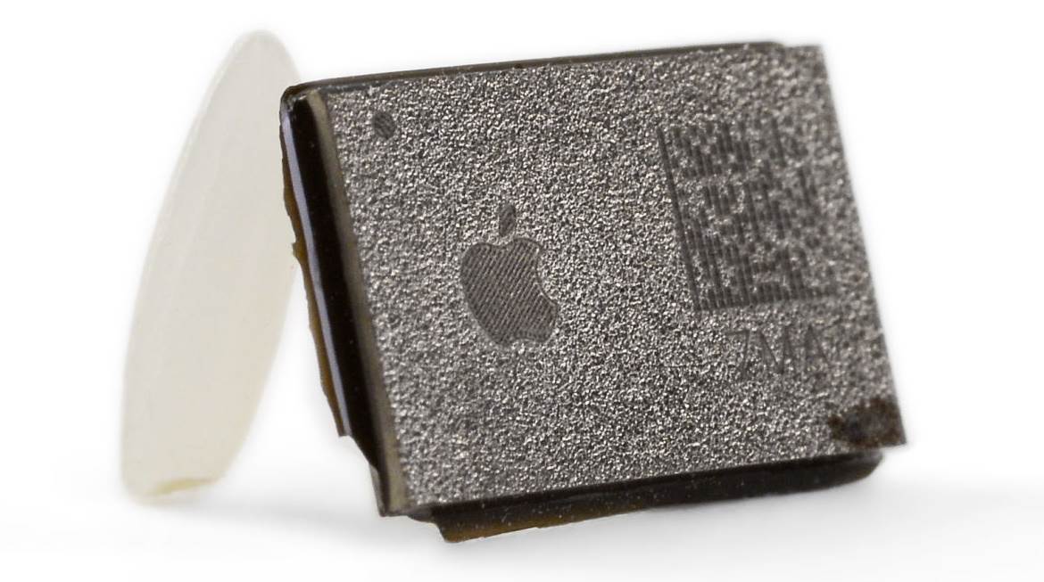 iPhone 13 Face ID čip pored zrna pirinča   iPhone 13 Face ID čip pored zrna pirinča