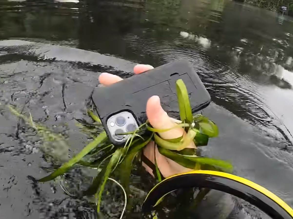 iPhone 12 pod vodom   iPhone 12 pod vodom