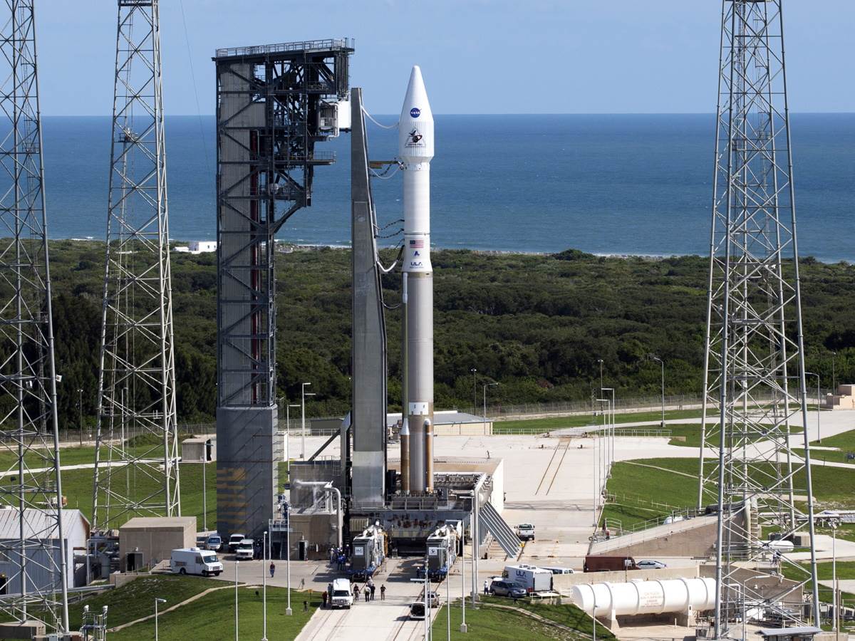 Raketa pred poletanje Raketa pred poletanje
