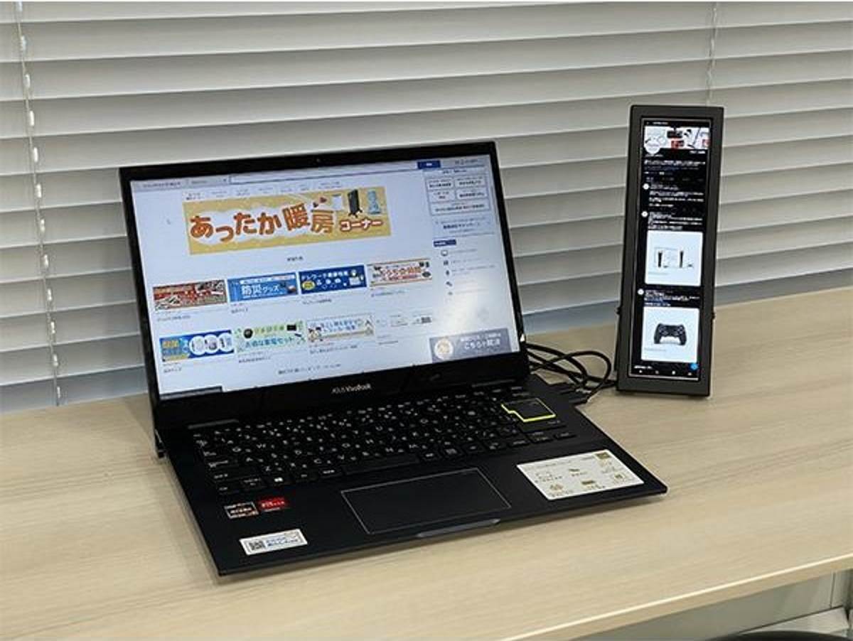 Uspravni monitor pored laptopa   Uspravni monitor pored laptopa