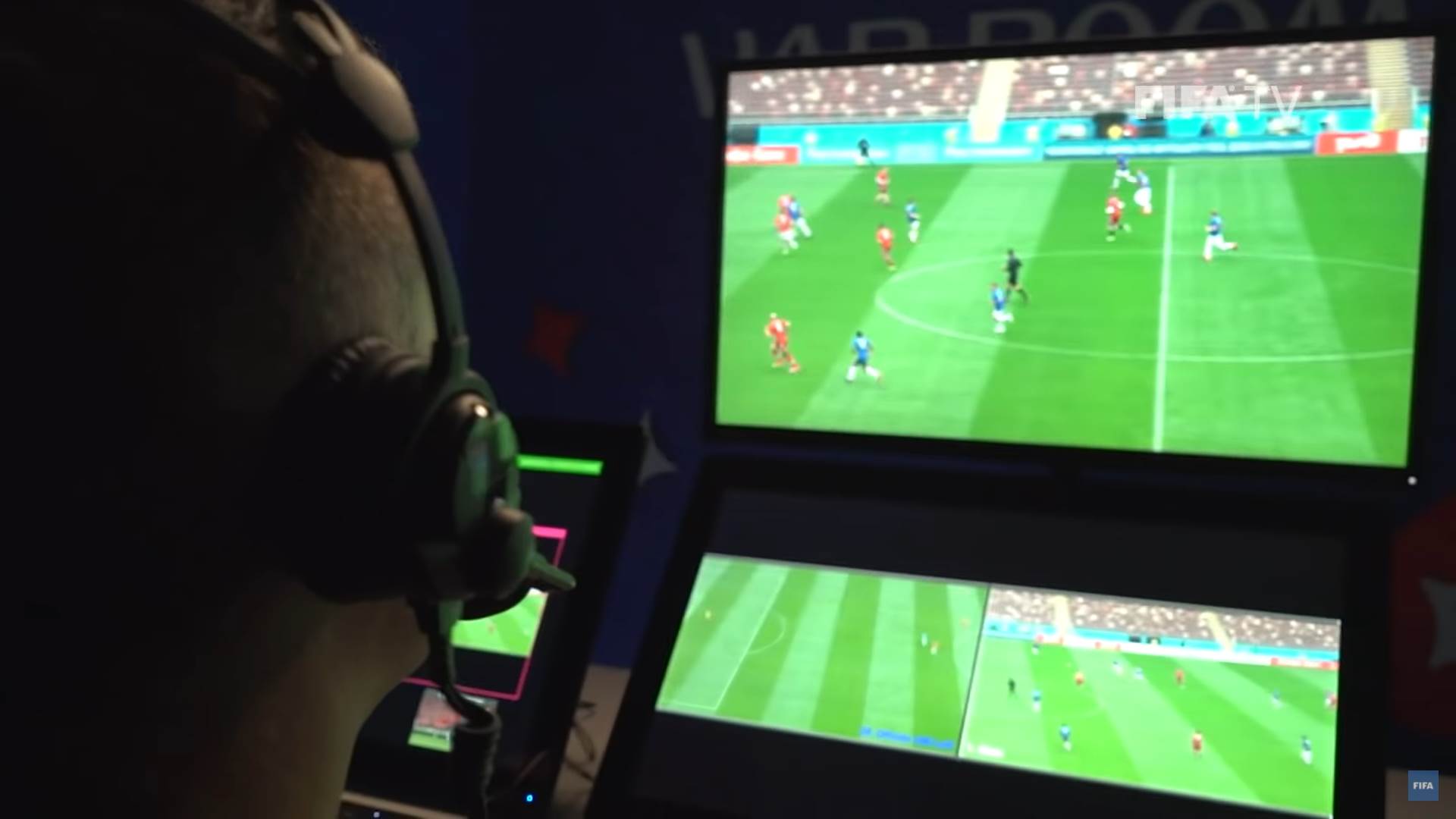 VAR javljanje odluke glavnom sudiji   VAR javljanje odluke glavnom sudiji