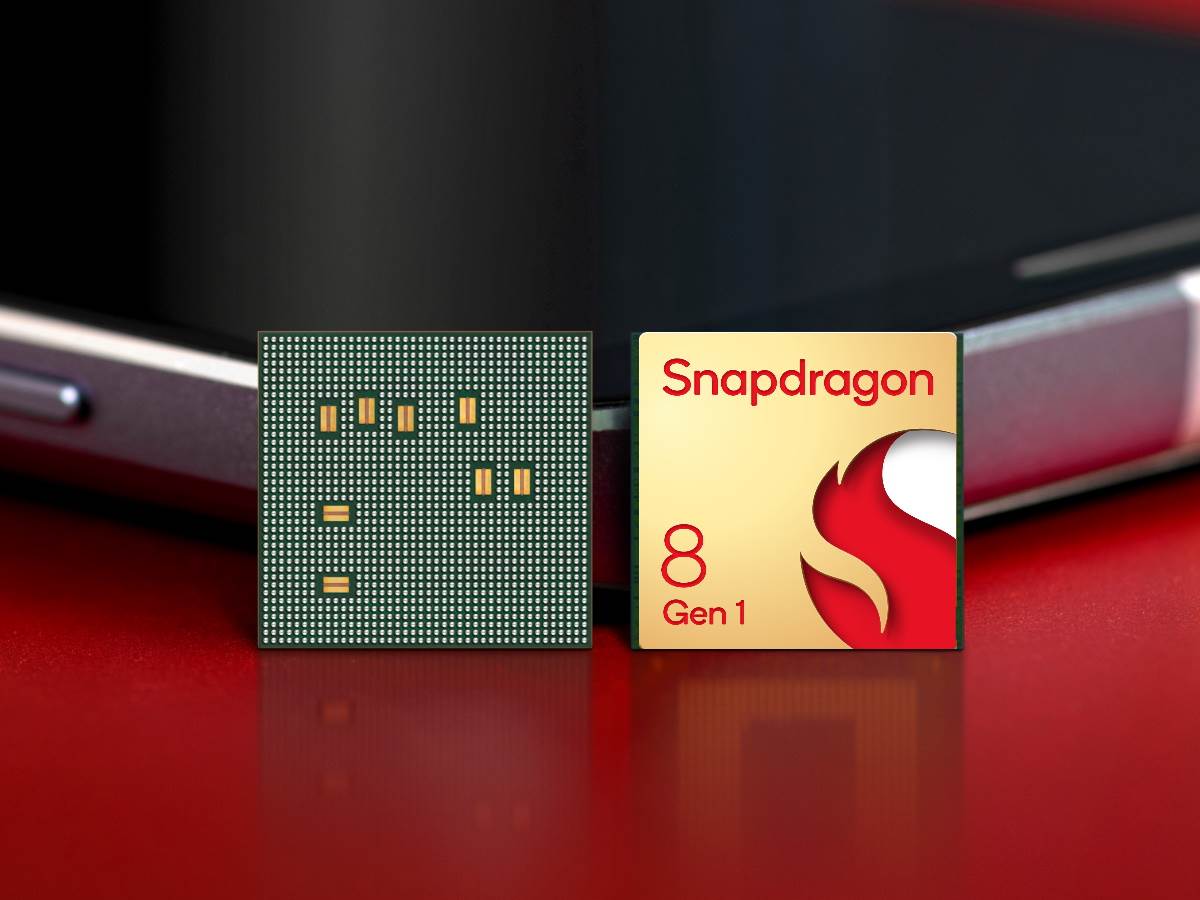 Snapdragon 8 Gen 1 čip ispred telefona 