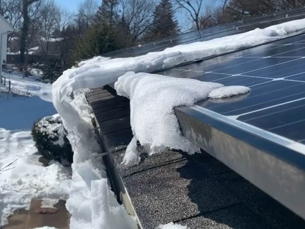 Sneg se topi sa solarnih panela Sneg se topi sa solarnih panela
