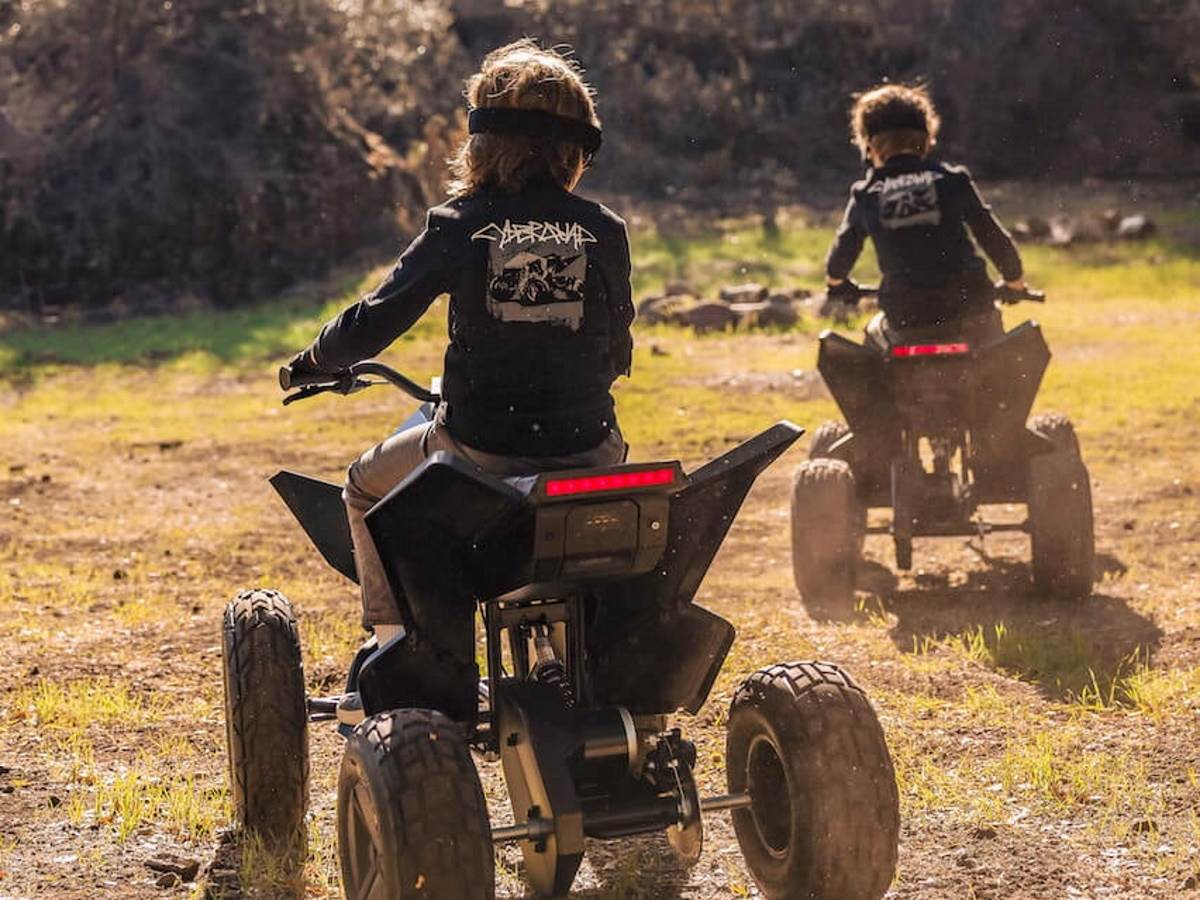 Dva deteta na Tesla Cyberquad kvadovima   Dva deteta na Tesla Cyberquad kvadovima