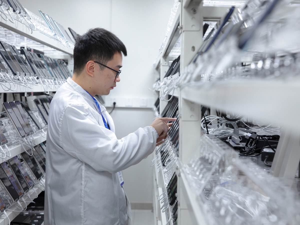 Inženjer vrši test pouzdanosti.jpg   Inženjer vrši test pouzdanosti.jpg