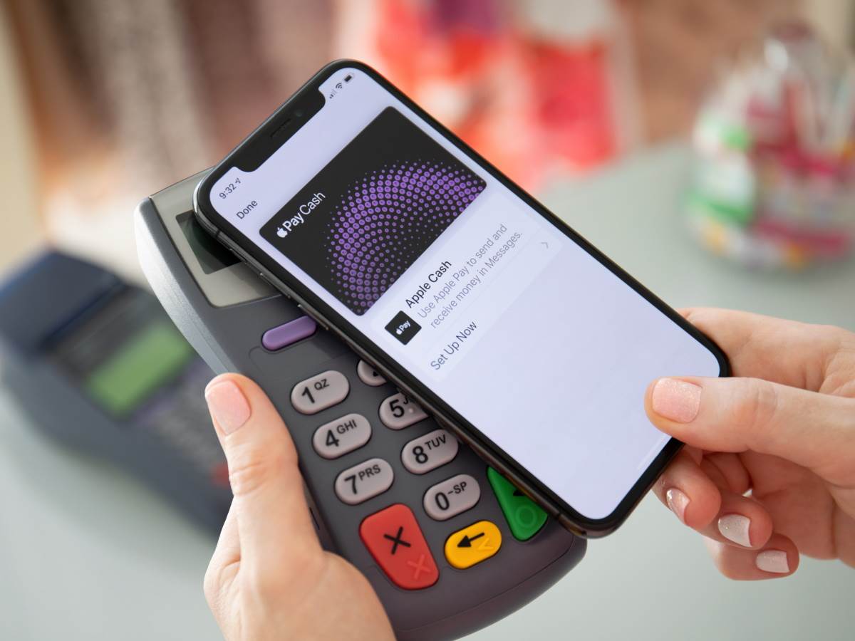 Plaćanje računa telefonom korišćenjem Apple Pay sistema 