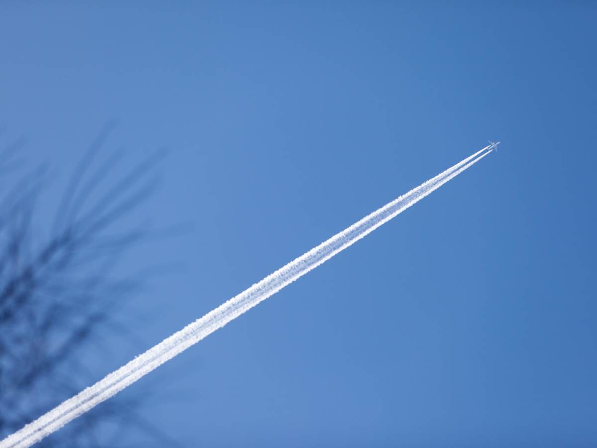 Tragovi aviona na nebu Tragovi aviona na nebu