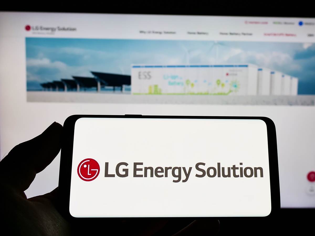 LG Energy Solution na telefonu ispred slike fabrike   LG Energy Solution na telefonu ispred slike fabrike