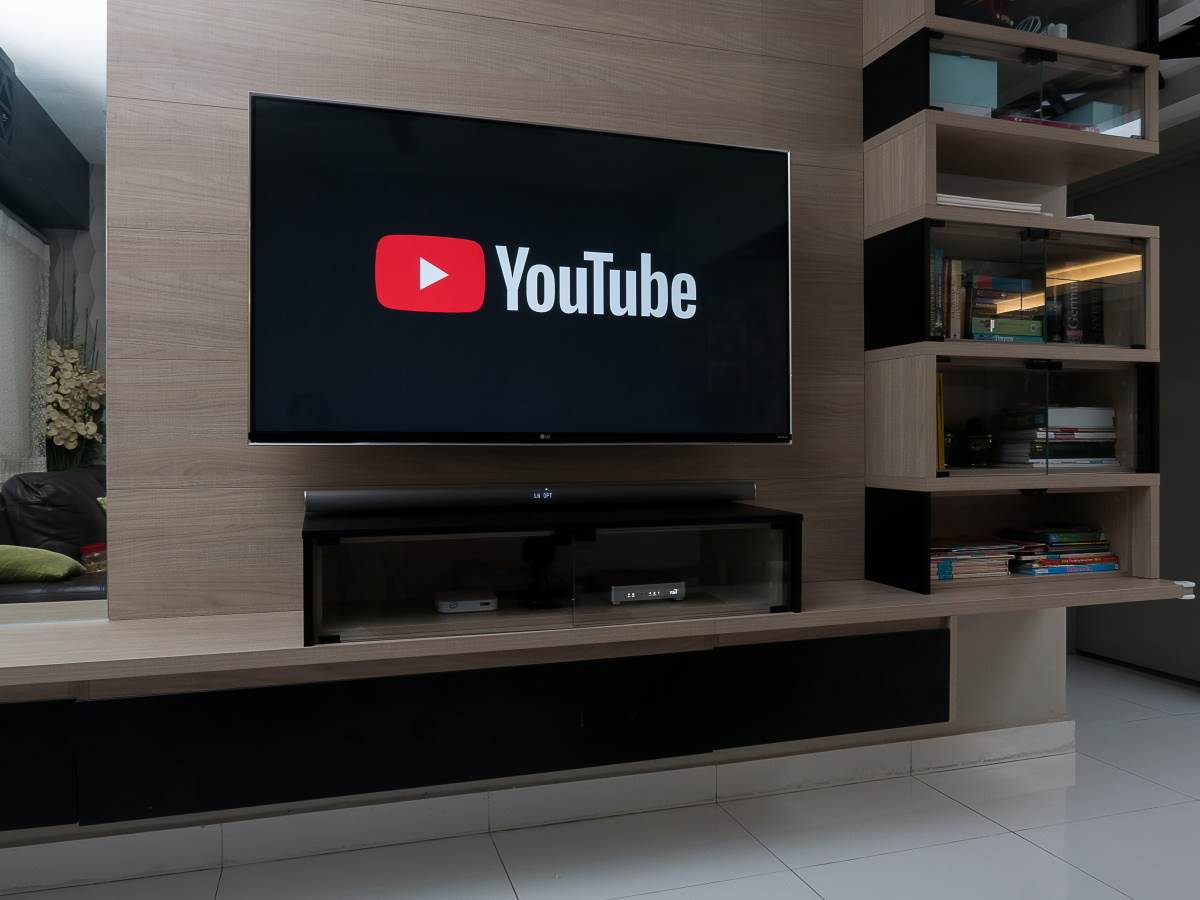 TV montiran na zid sa YouTube logotipom   TV montiran na zid sa YouTube logotipom