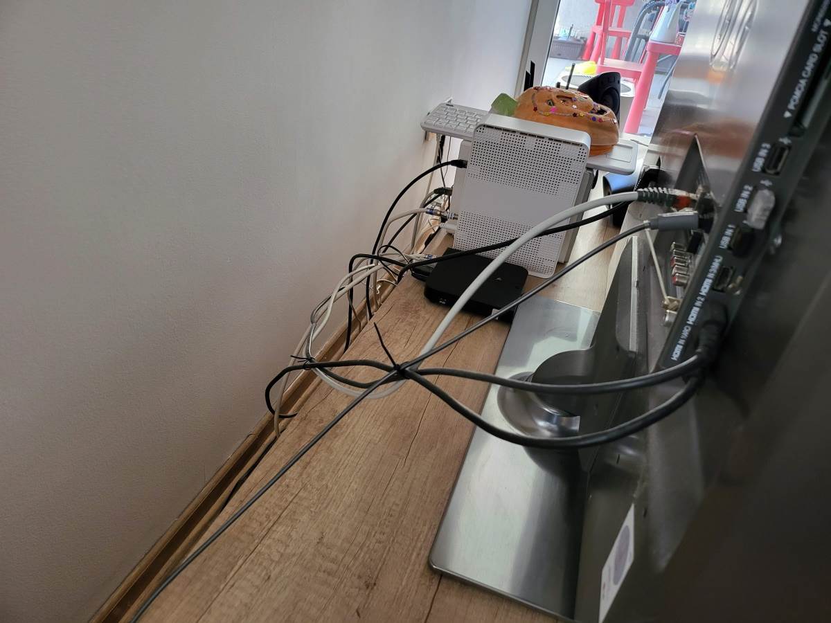 Kablovi povezani na TV, ruter i set top box   Kablovi povezani na TV, ruter i set top box