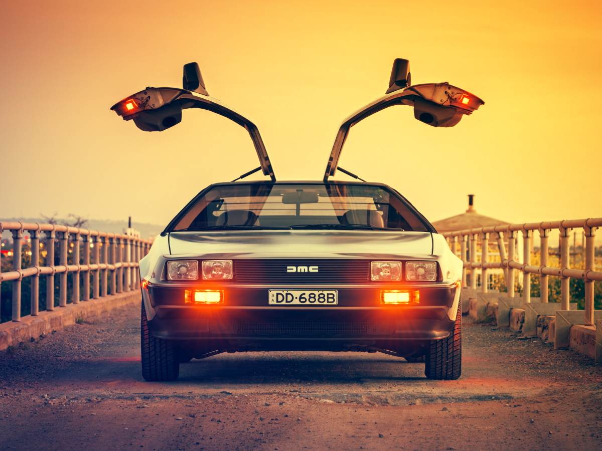  DeLorean sa otvorenim vratima na putu - Shutterstock / myphotobank.com.au 