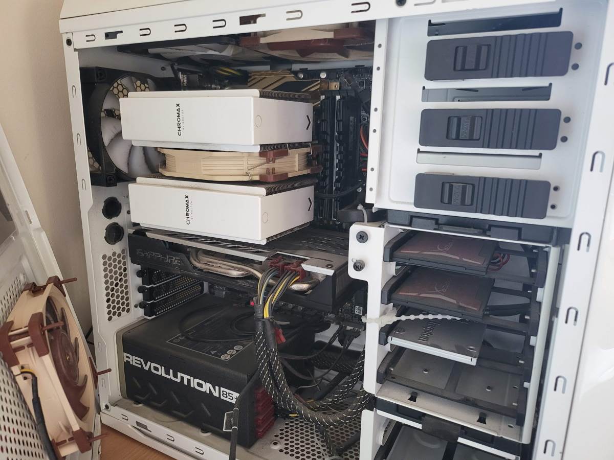 Otvoreni desktop računar na radnom stolu - SmartLife / Marko Nešović   Otvoreni desktop računar na radnom stolu - SmartLife / Marko Nešović