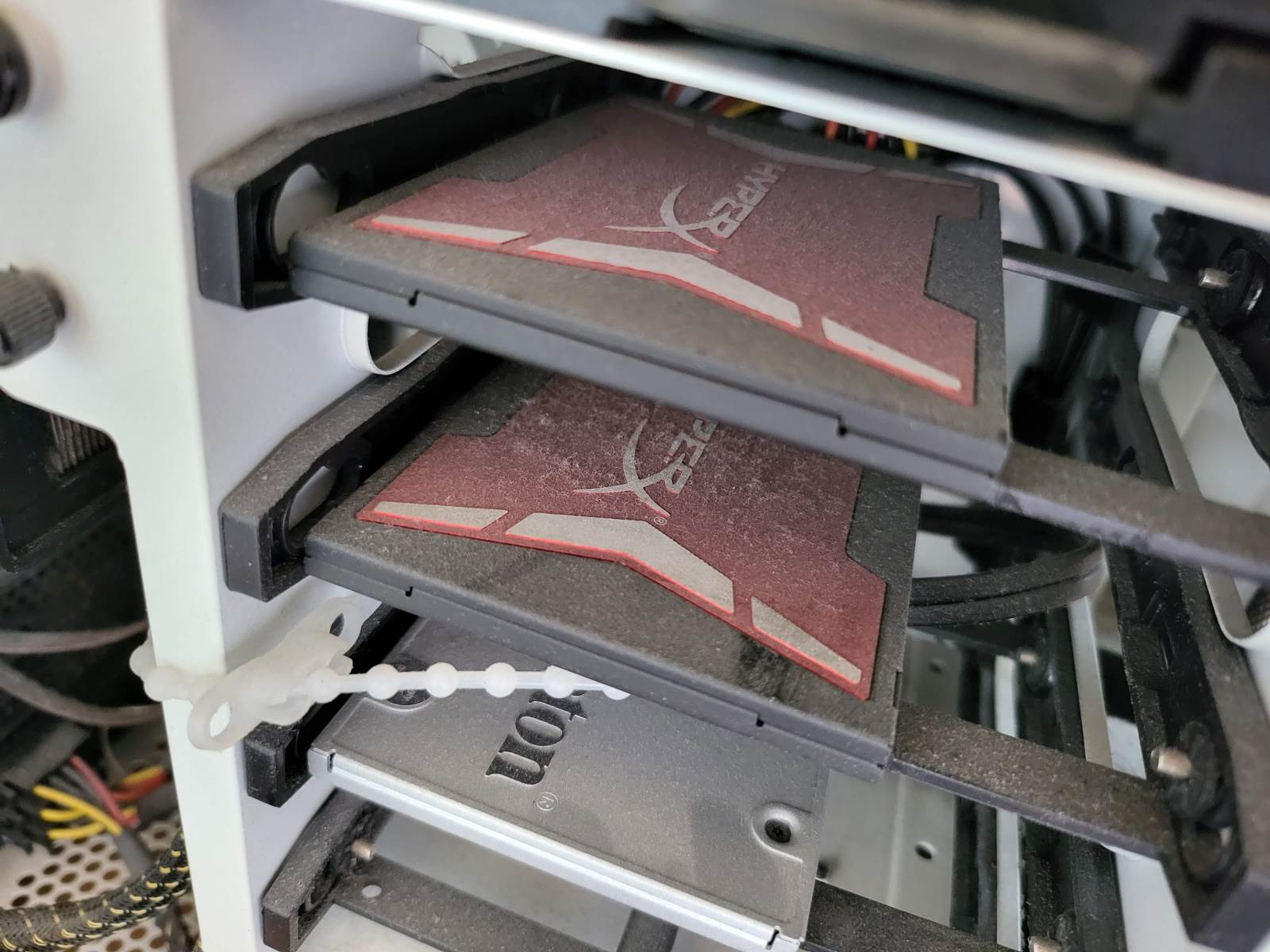 Prljavi SSD-ovi u kućištu - SmartLife / Marko Nešović   Prljavi SSD-ovi u kućištu - SmartLife / Marko Nešović