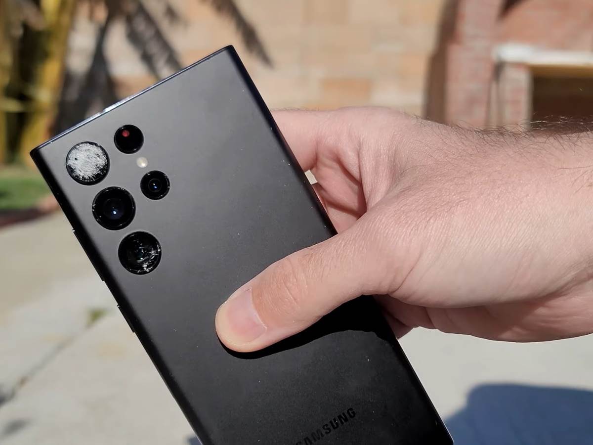  Samsung Galaxy S22 Ultra prvi pad - polomljeno staklo kamere - SmartLife / YouTube / PBKreviews 