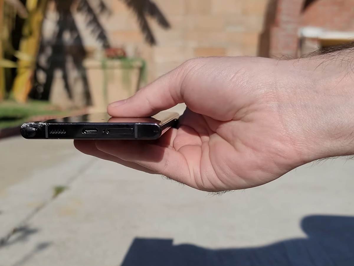  Samsung Galaxy S22 Ultra drugi pad - izgreban ram sa donje strane - SmartLife / YouTube / PBKreviews 