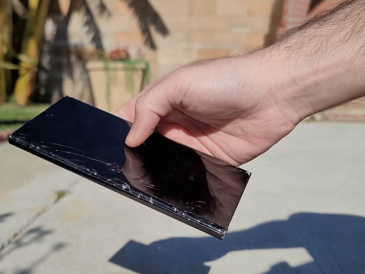  Samsung Galaxy S22 Ultra treći pad - polomljen ekran 