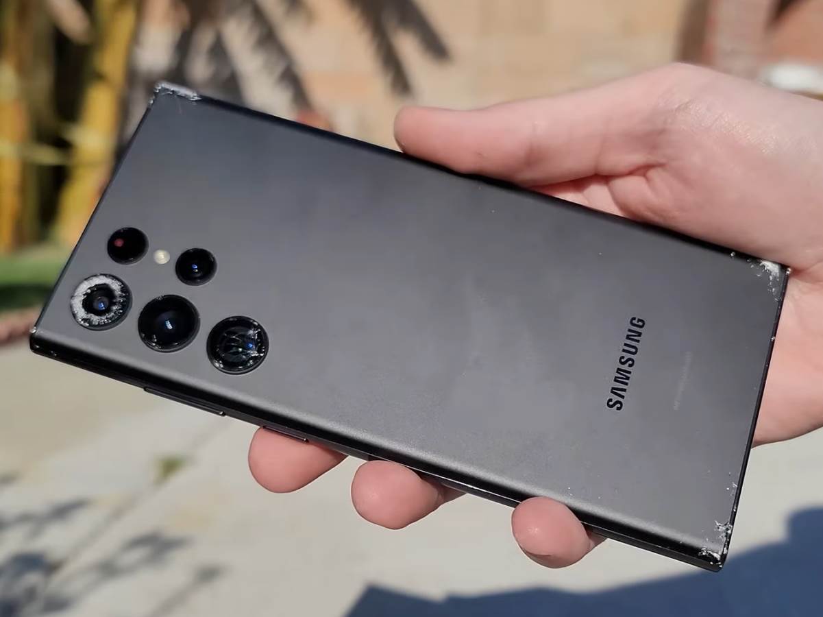  Samsung Galaxy S22 Ultra četvrti pad - oštećenja na leđima - SmartLife / YouTube / PBKreviews 