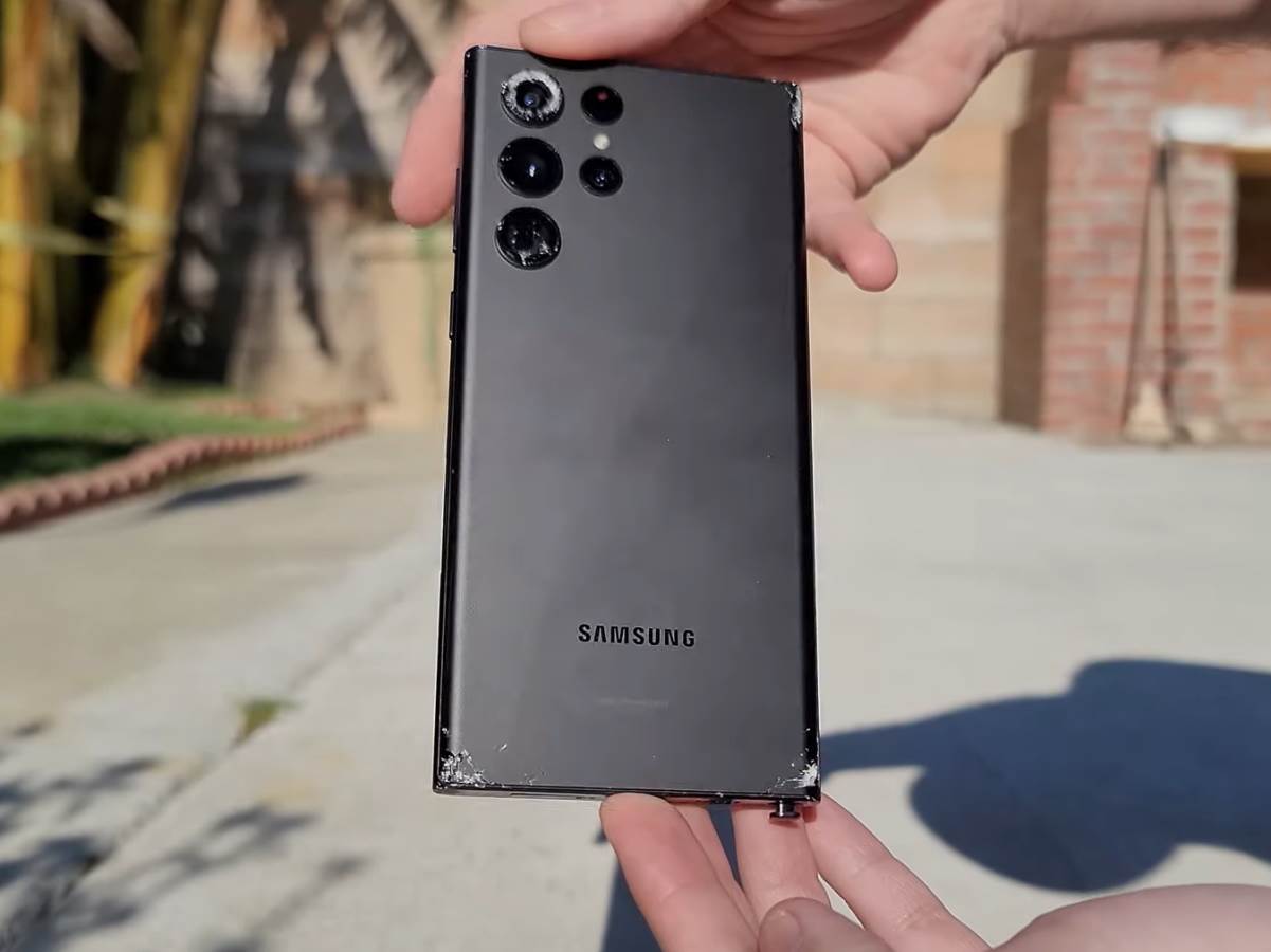  Samsung Galaxy S22 Ultra peti pad - pukotina na leđima - SmartLife / YouTube / PBKreviews 