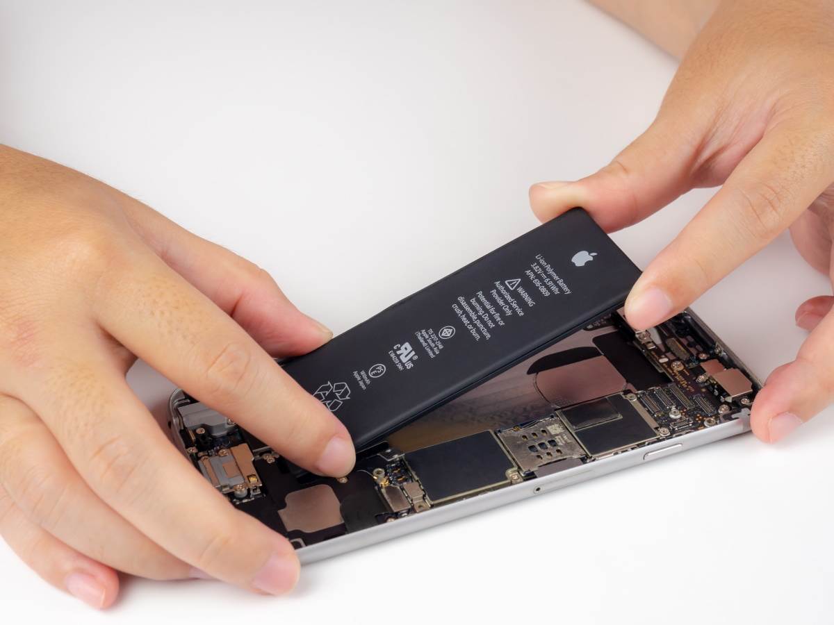 Izvađena baterija iz iPhone telefona Izvađena baterija iz iPhone telefona