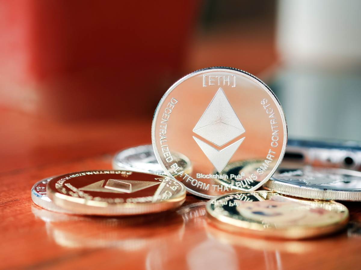 Ethereum novčići na gomili   Ethereum novčići na gomili