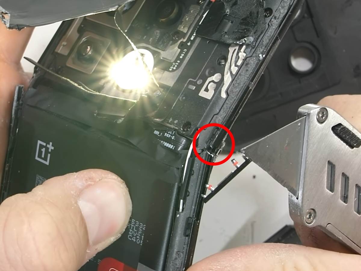  OnePlus 10 Pro pukao na JerryRigEverything testu - SmartLife / YouTube / JerryRigEverything 