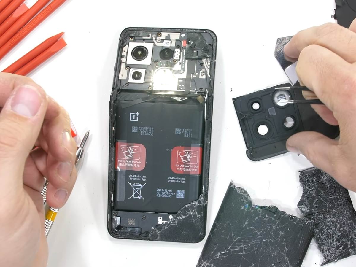  OnePlus 10 Pro pukao na JerryRigEverything testu 8.jpg - SmartLife / YouTube / JerryRigEverything 
