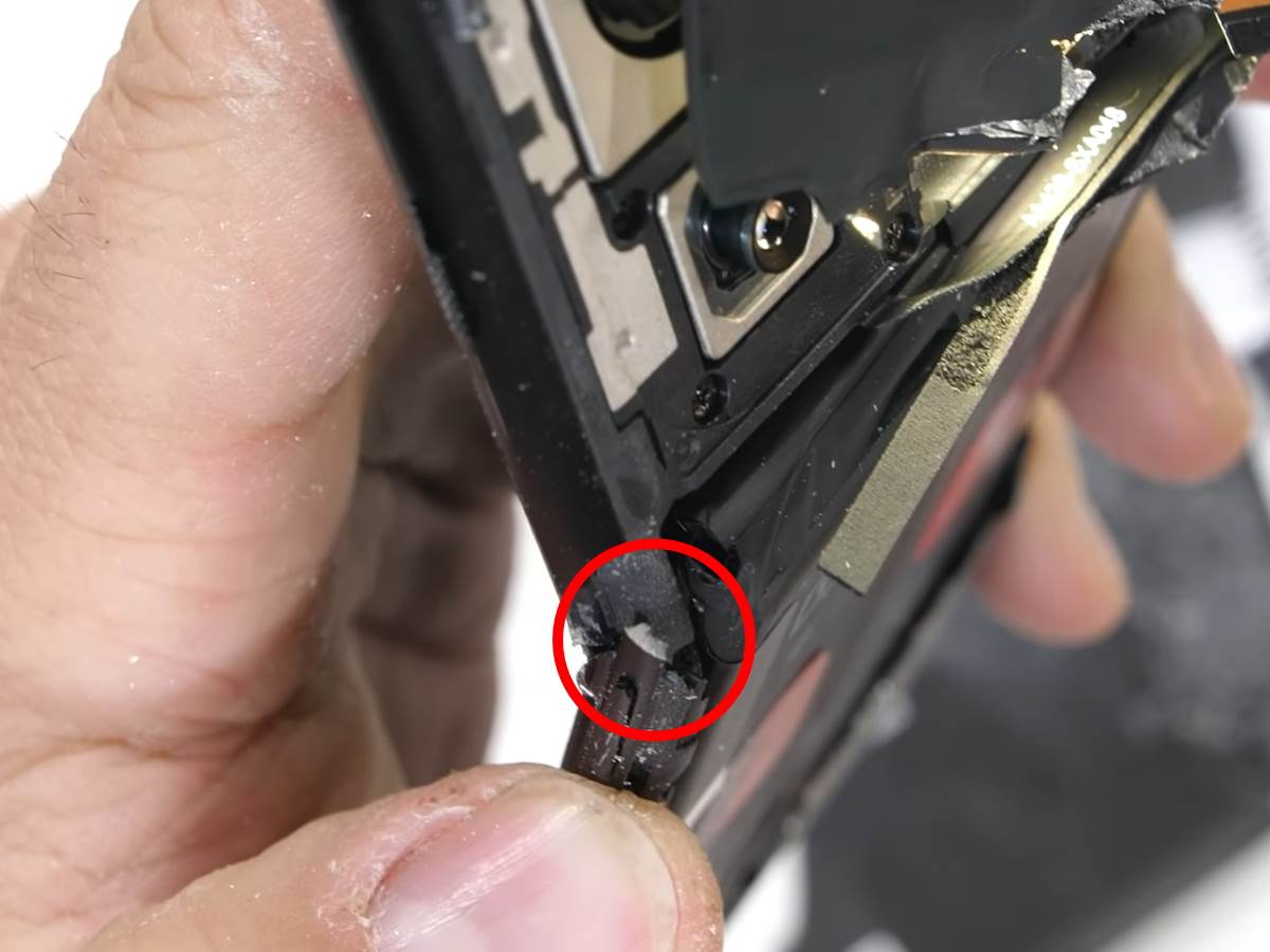  OnePlus 10 Pro pukao na JerryRigEverything testu 7.jpg - SmartLife / YouTube / JerryRigEverything 