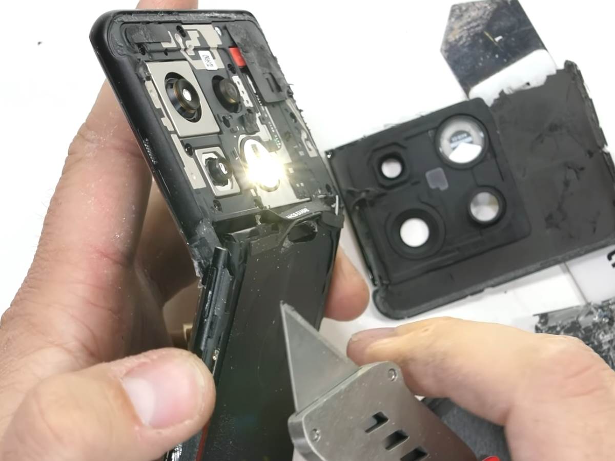  OnePlus 10 Pro pukao na JerryRigEverything testu 2.jpg - SmartLife / YouTube / JerryRigEverything 