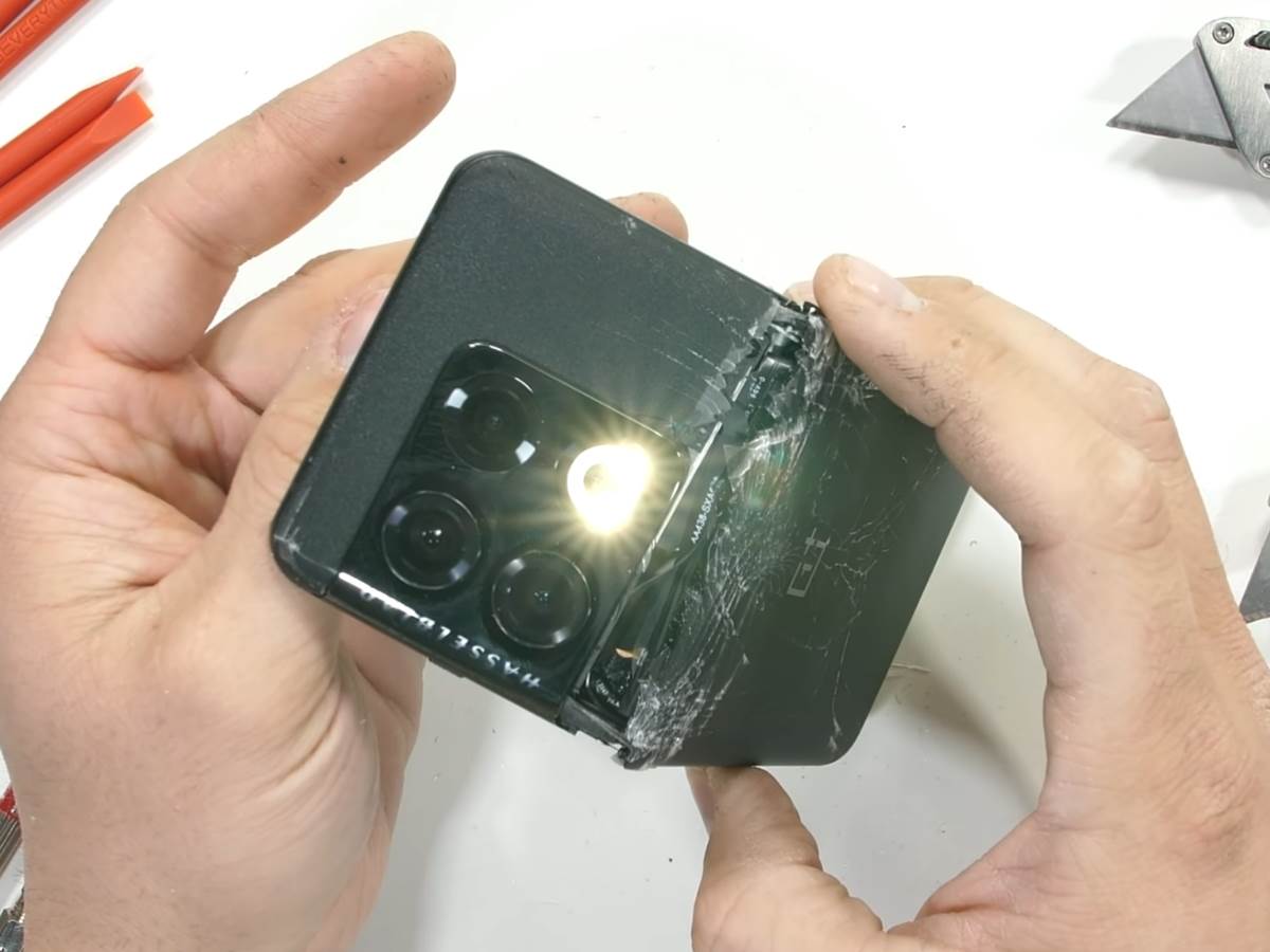 OnePlus 10 Pro pukao na JerryRigEverything testu 1.jpg - SmartLife / YouTube / JerryRigEverything 