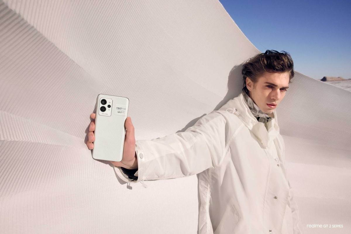 Čovek drži Realme GT2 Pro u ruci - SmartLife / Realme   Čovek drži Realme GT2 Pro u ruci - SmartLife / Realme
