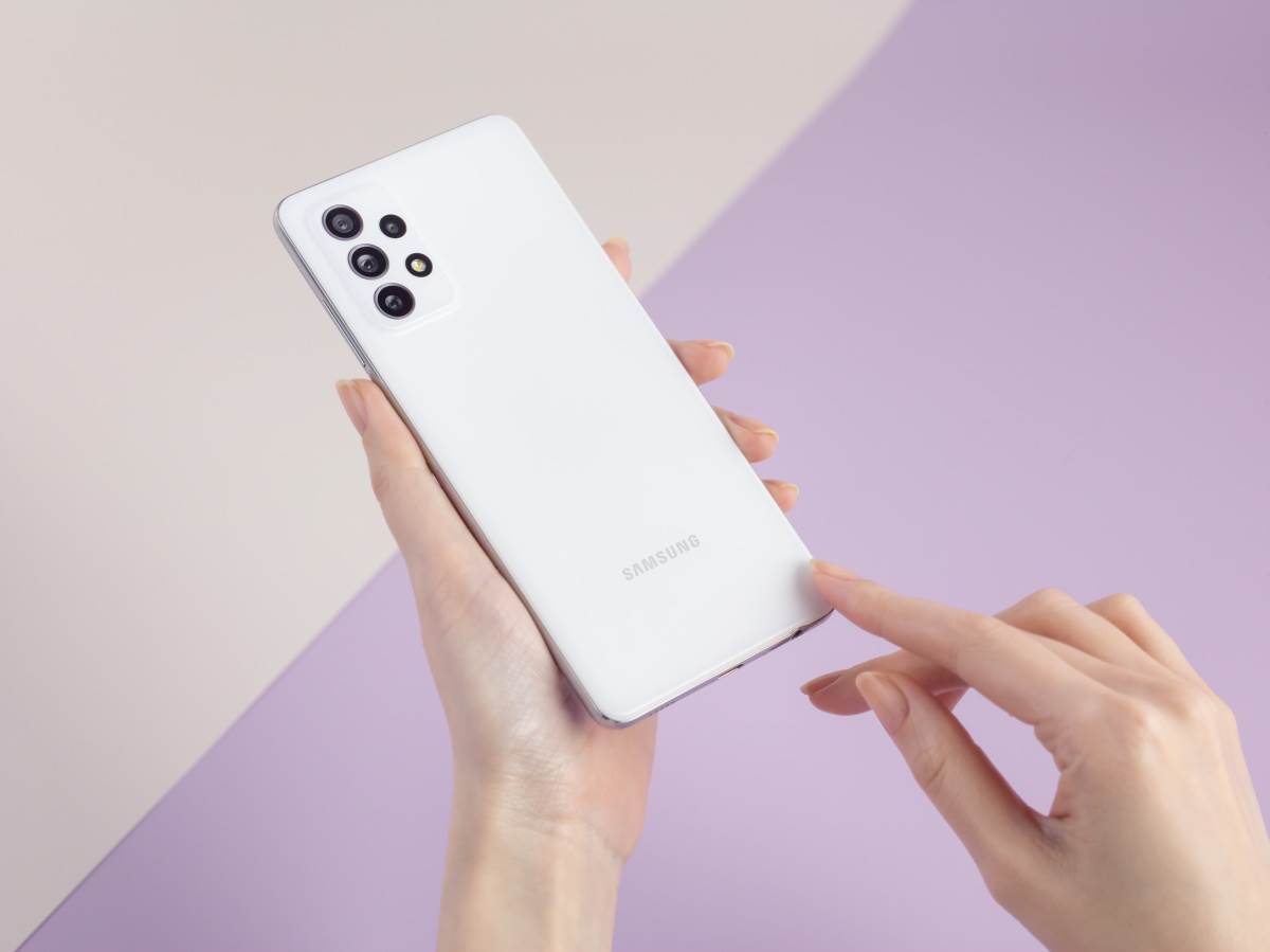  Samsung Galaxy A72 u ruci 