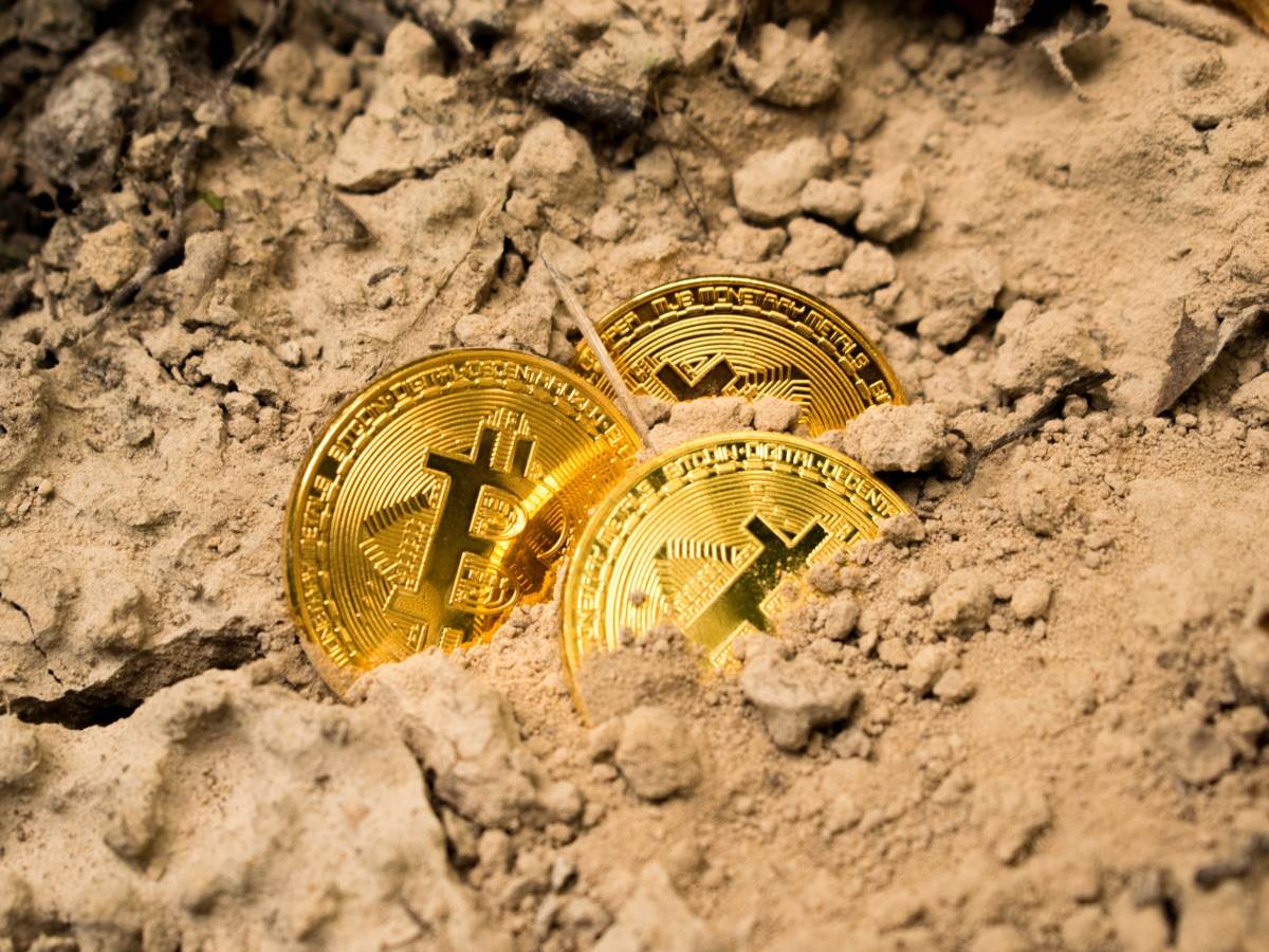  Bitcoin novčići zakopani u zemlji 