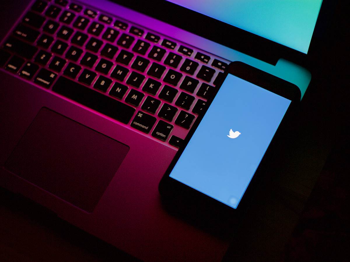  Twitter - Smart Life/ SHutterstock/ ipanacea 