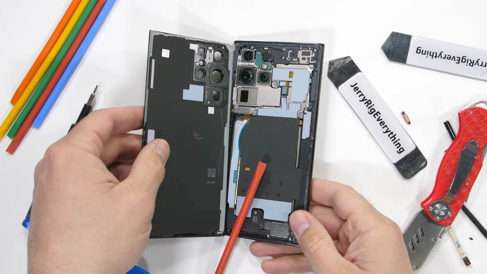 S22 Ultra rastavljanje (2).png - SmartLife / YouTube / JerryRigEverything / Printscreen   S22 Ultra rastavljanje (2).png - SmartLife / YouTube / JerryRigEverything / Printscreen